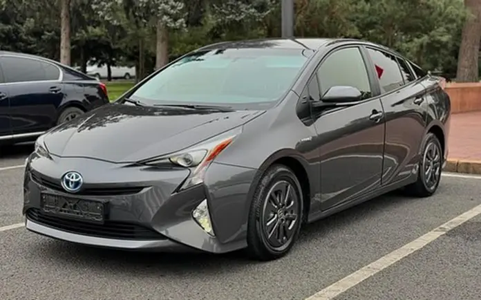Toyota Prius – гибридный автомобиль Daxi Taxi для водителей